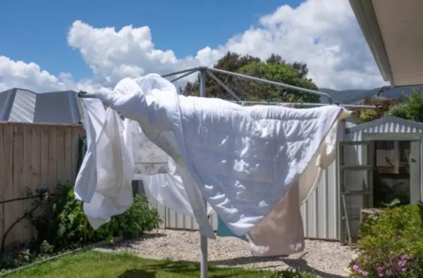 آیا بیرون گذاشتن پتو در هوای سرد، واقعاً به خواب بهتر یاری می نماید؟ آیا بیرون گذاشتن پتو در هوای سرد، واقعاً به خواب بهتر یاری می نماید؟